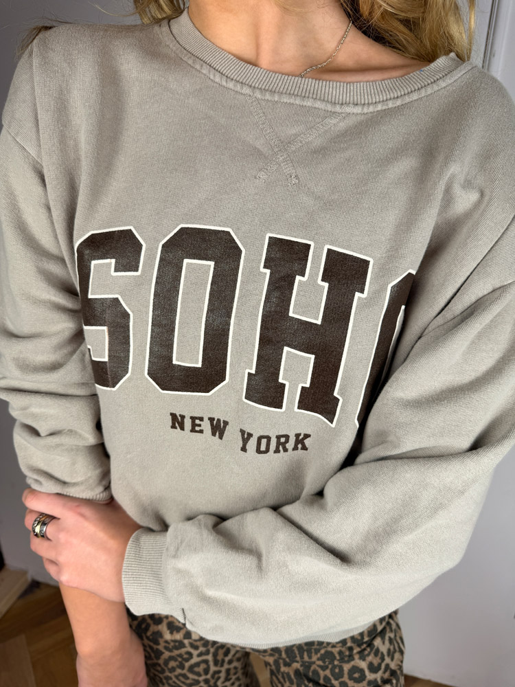 Soho Sweater – Beige mit brauner Aufschrift