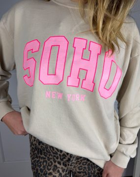Soho Sweater – Beige mit rosa Aufschrift