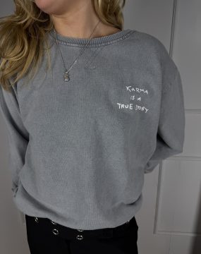 Karma Sweater – Grau mit weißer Stickerei
