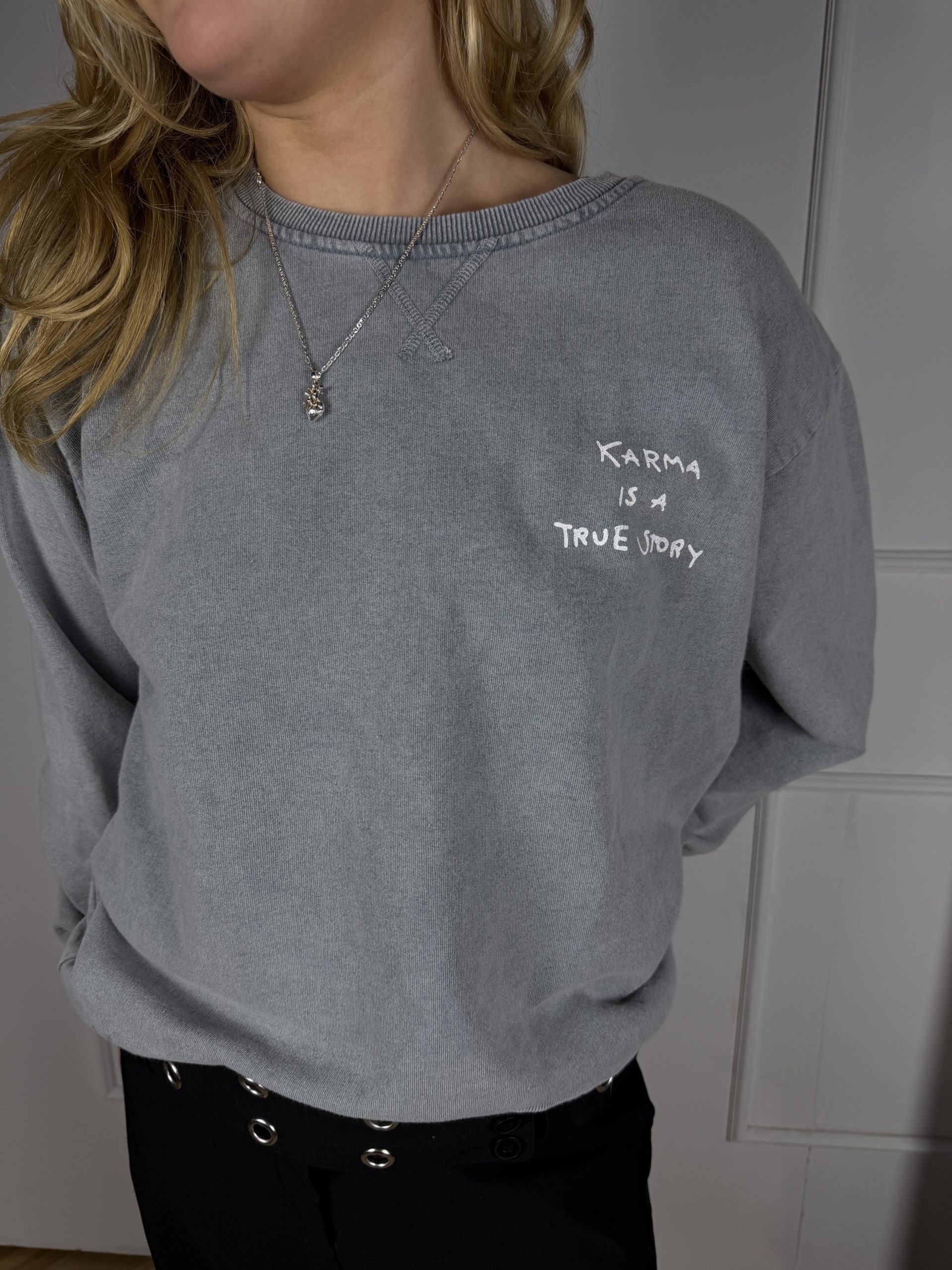 Karma Sweater – Grau mit weißer Stickerei