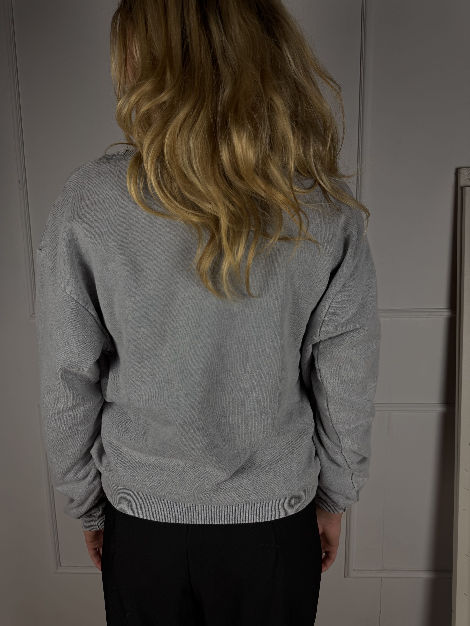 Karma Sweater – Grau mit weißer Stickerei – Bild 2