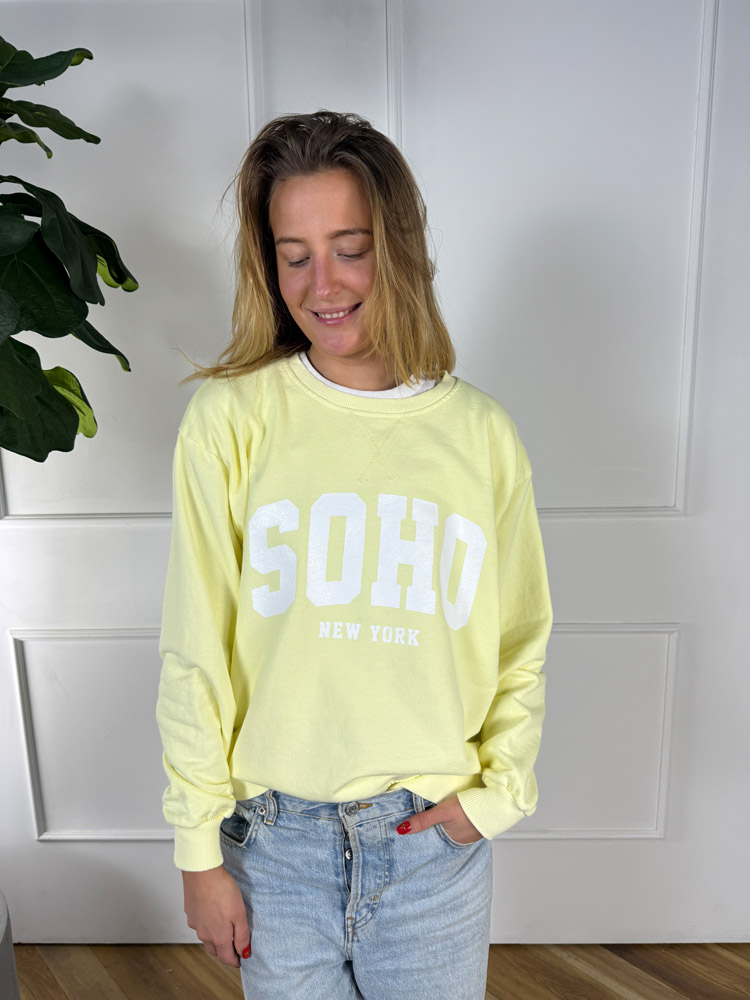 Soho Sweater – Gelb mit weißer Aufschrift – Bild 2