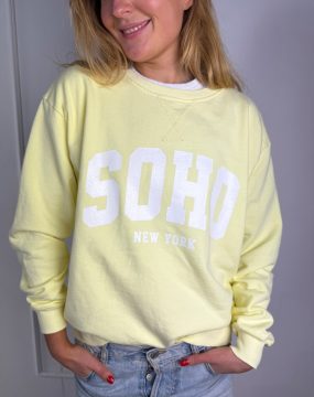 Soho Sweater – Gelb mit weißer Aufschrift